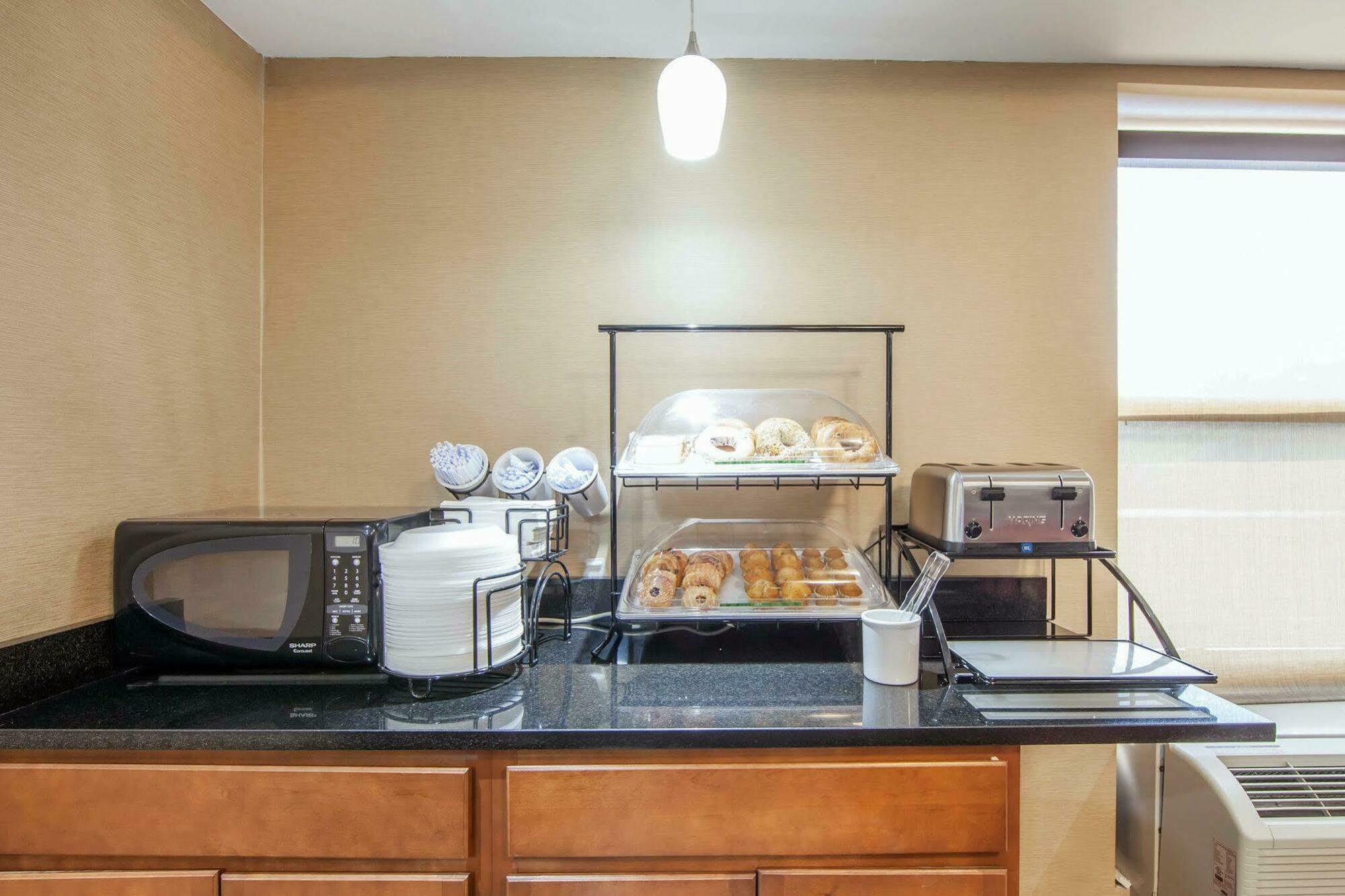 Comfort Inn At Royal Blue Pioneer Buitenkant foto